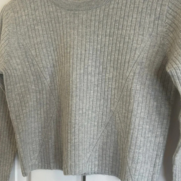 NEW Aritzia Babaton Nathaniel Cropped Crew Neck Sweater in Heather Grey | sz XS - Picture 3 of 5